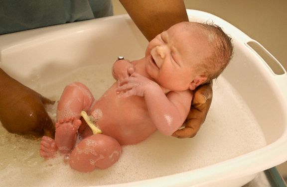 Как правильно купать новорожденного?