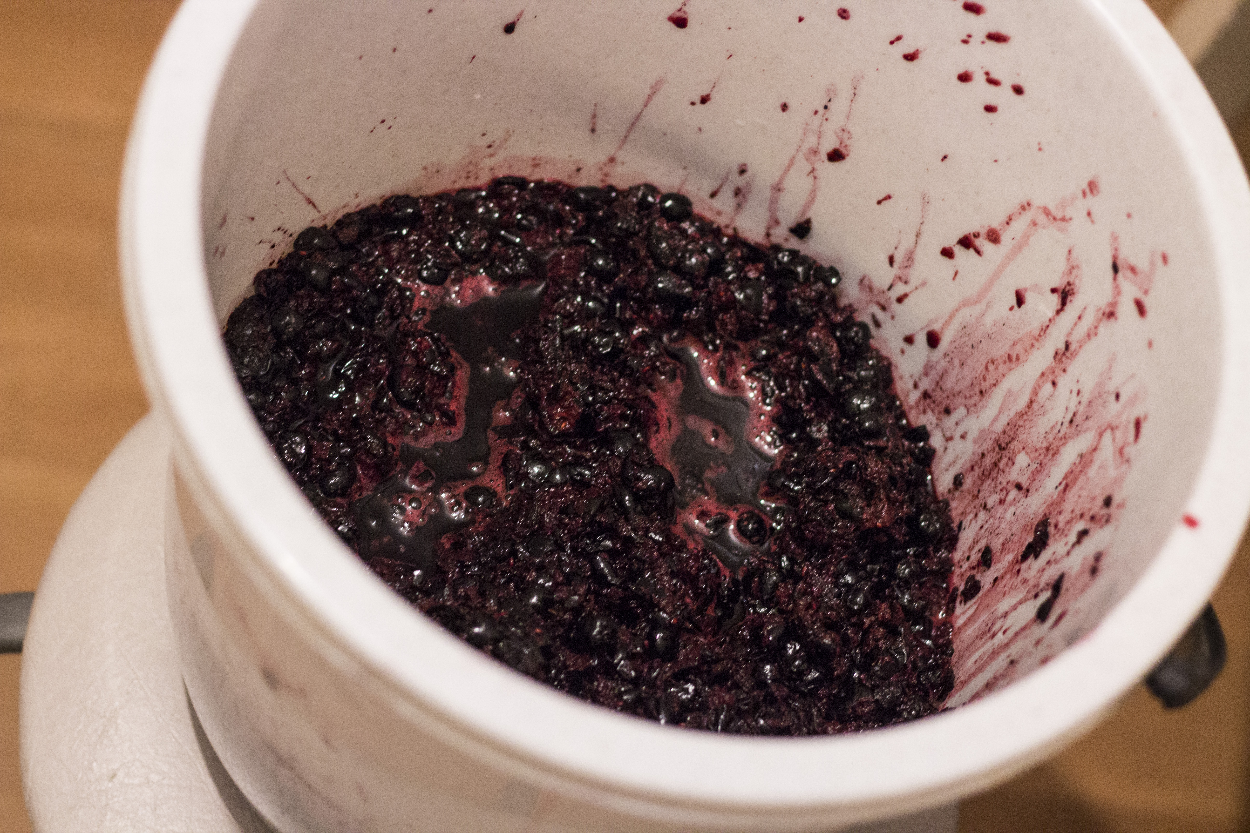 Для приготовления домашнего вина нужно размять руками 5 кг ягод