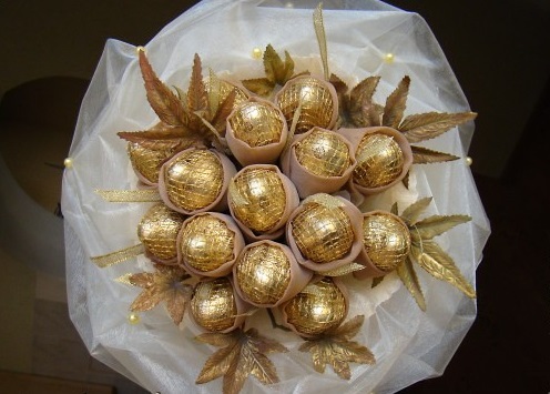 Красивый букет из конфет на свадьбу с золотом