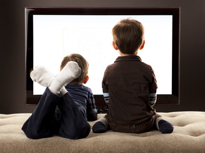 мальчики смотрят по телевизору мультики
