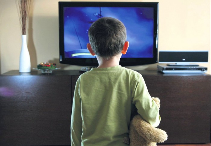 мальчик смотрит мультфильм о животных