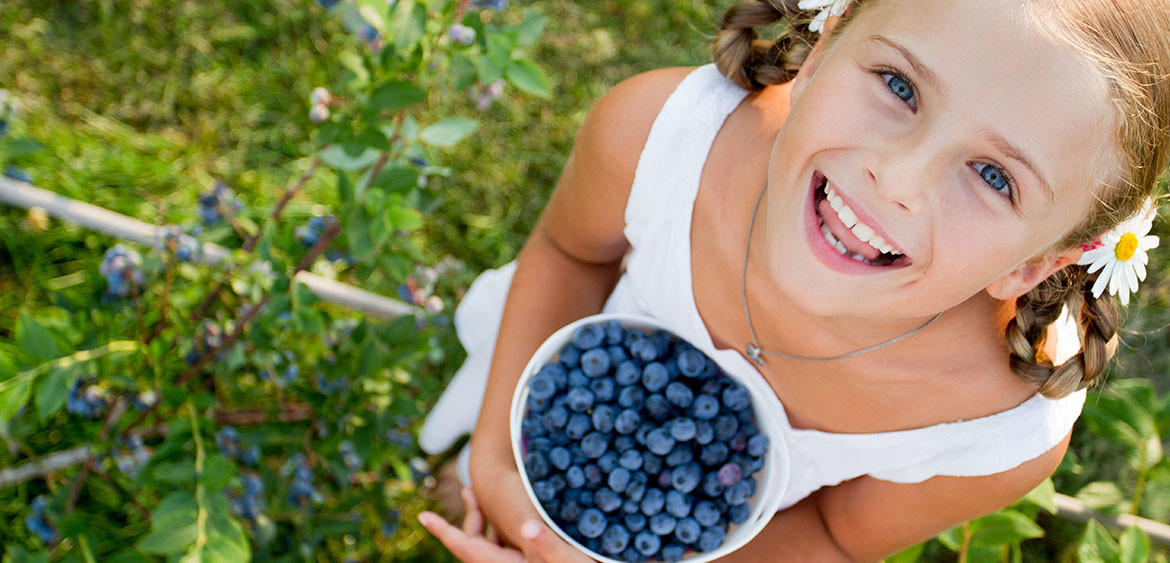 Если у ребенка проблемы с желудком, то ему лучше всего давать высушенные ягоды аронии или отварить из них компот