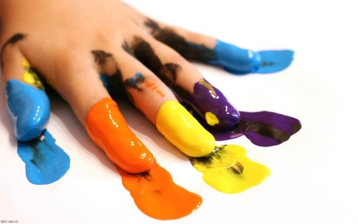 ручка малыша в красках разных цветов