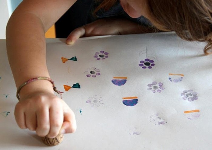 ребенок рисует шаблонами