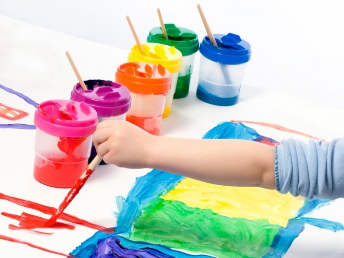 مجموعه ای از رنگ و نقاشی بچه