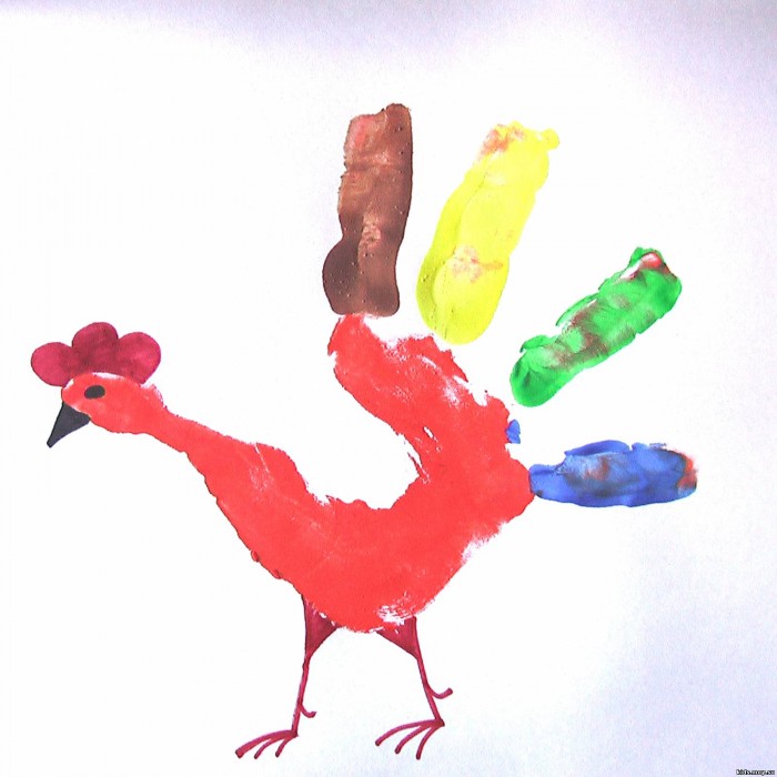 مرغ با کف دست و انگشتان کشیده شده
