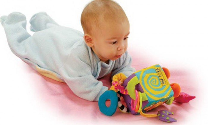трехмесячный малыш играет игрушкой