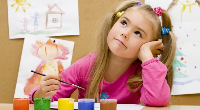 девочка рисует красками