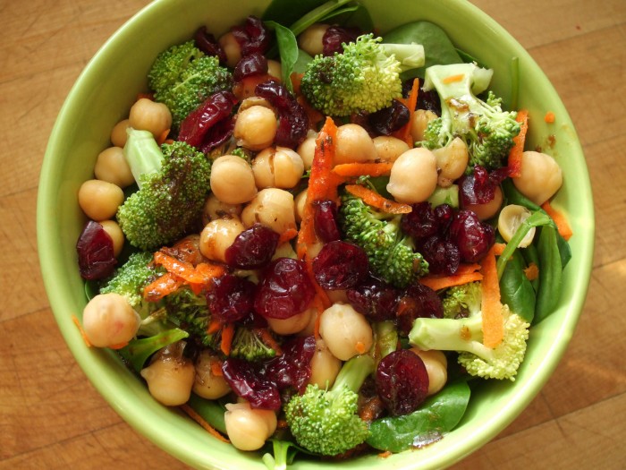 Spanischer Salat mit Brokkoli, Karotten und Nackt