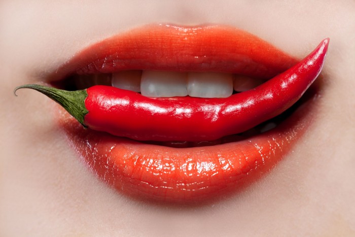 Жесткий ,но эффективный способ увеличения объема губ с помощью красного перца