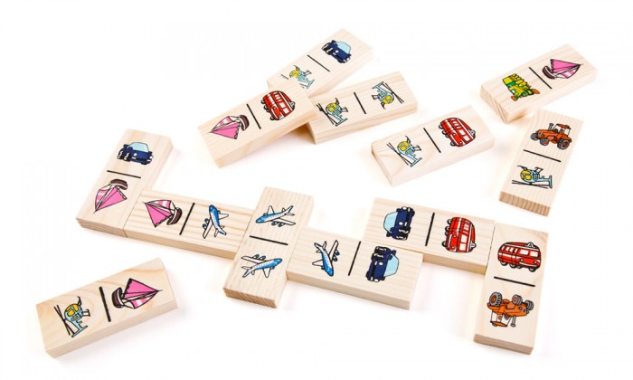 Domino kayu untuk anak-anak prasekolah.