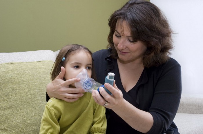 Купировать приступ астматического удушья у ребенка поможет ингаляция с помощью специального препарата в баллончике - аэрозоле.