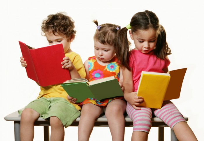 Четкого возраста, в котором ребенок уже должен уметь читать, не существует. 