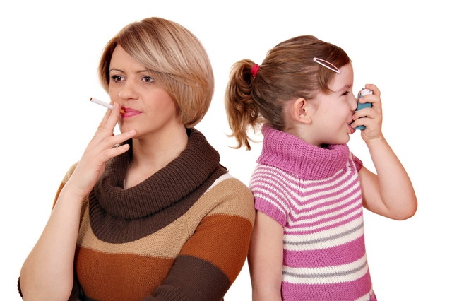 Курение родителей - причина бронхиальной астмы у детей.