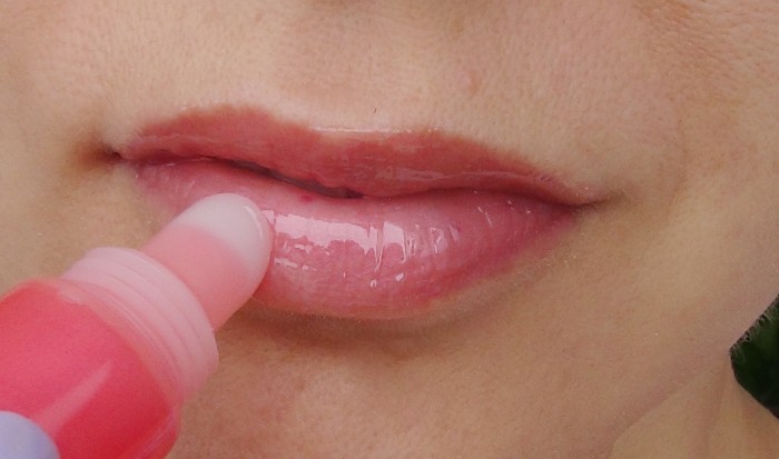 Визульное увеличение губ блеском