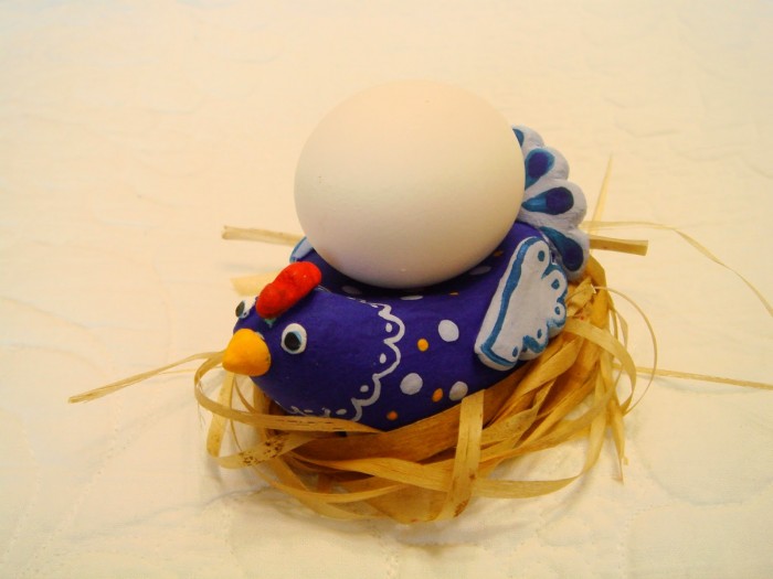 Подставка - курочка под пасхальные яйца.