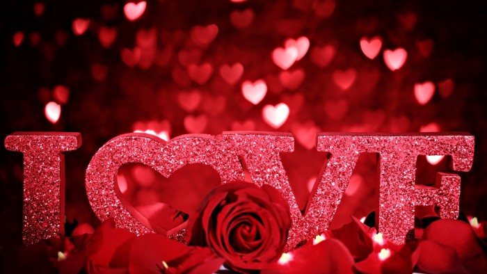 Love_Red_roses_and_a_declaration_of_love_056476_