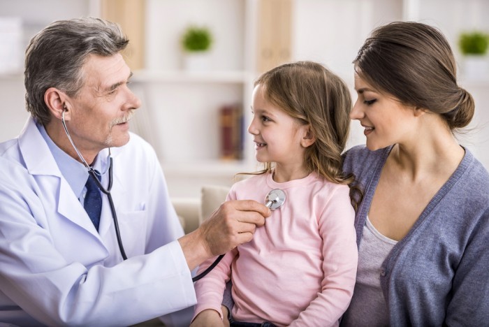 Об особенностях ухода за ребенком с бронхиальной астмой родителям должны рассказать врач и медсестра.