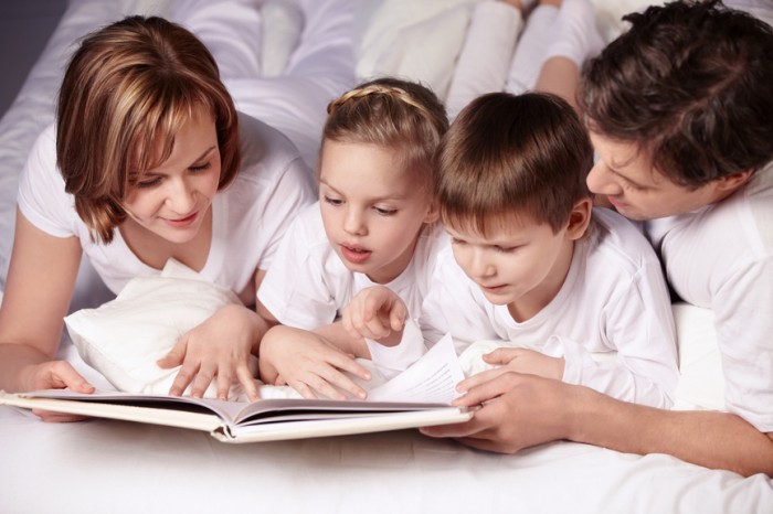 В обучении ребенка чтению дома должна принимать участие вся семья.