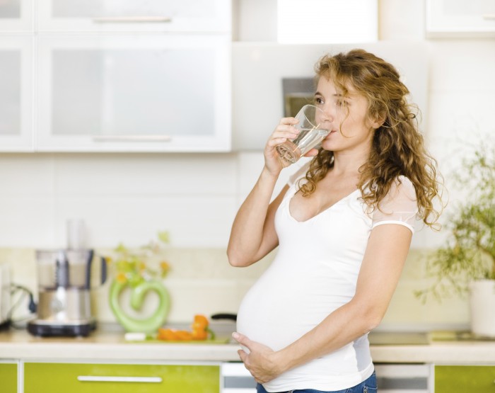 во время беременности нужно пить много воды - это полезно