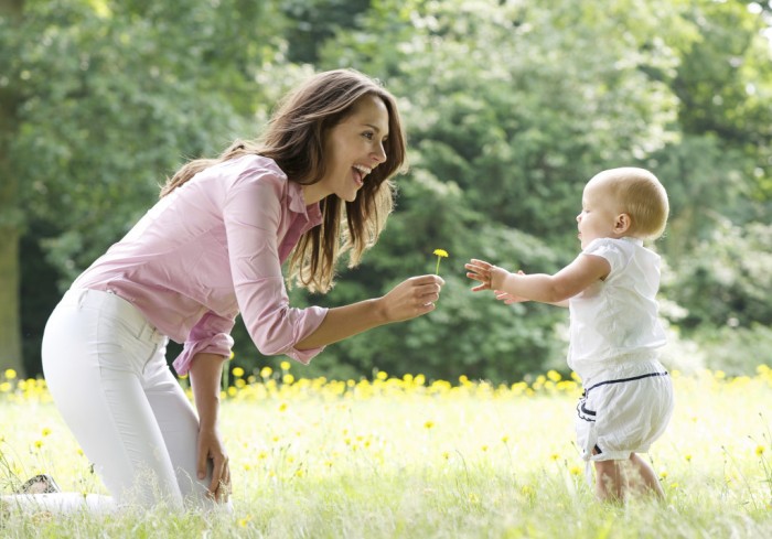 Для того, чтобы ребёнок начал ходить, чрезвычайно важен положительный настрой родителей