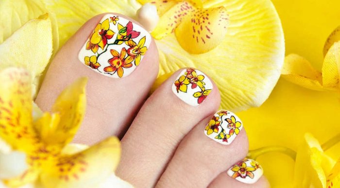 การออกแบบเล็บเท้าฤดูร้อนสดใสด้วยดอกไม้