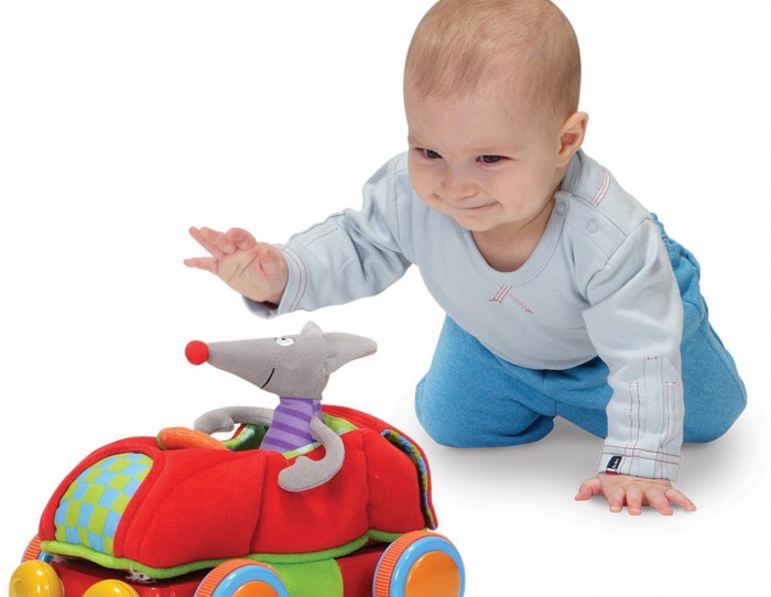 Малыш с удовольствием будет ползти за игрушкой - это хороший способ научить его ходить