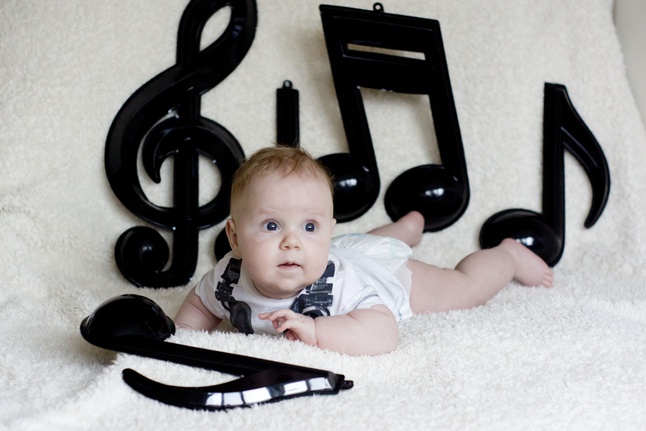 От простых ощущений до сложных навыков: музыкальные способности у ребенка развиваются постепенно.