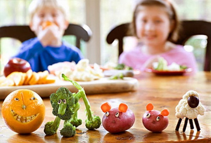 Чтобы ребенок захотел кушать овощи и фрукты, можно разрешить ему поиграть с ними.