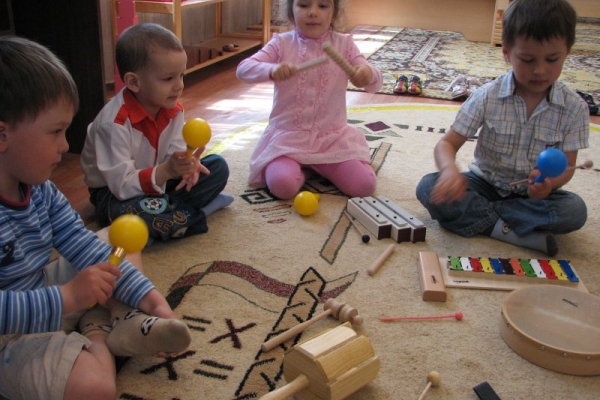 Домашний концерт - веселая игра и упражнение на развитие музыкальных способностей детей.