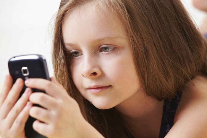 Даря ребенку мобильный, нужно не забыть обучить его телефонному этикету. 