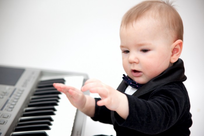 В 2-3 года ребенок уже проявляет активный интерес к музыке.