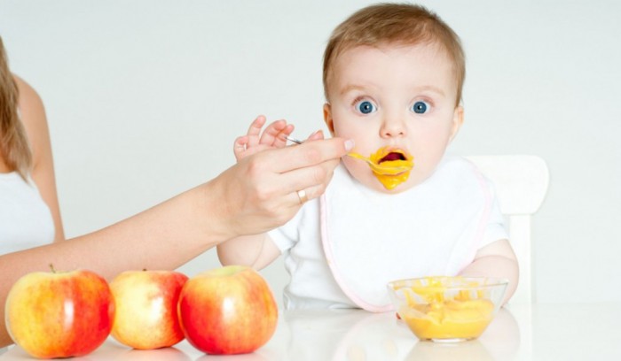 У малыша до двух лет уже появляются любимые и нелюбимые овощи и фрукты. От нелюбимых он может отказаться.