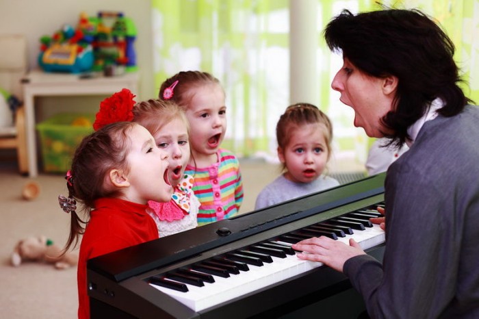 Музыкальным развитием детей в садике активно занимается музыкальный педагог.