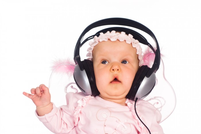 Формировать музыкальный вкус у ребенка родители должны еще в самом раннем детстве.