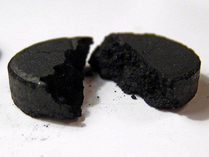Активированный уголь благодаря сорбирующим способностям вытягивает из пор загрязнения