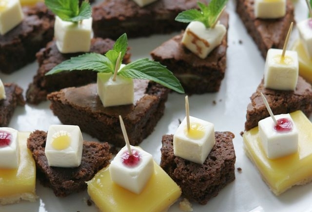 Canapés with biscuit.