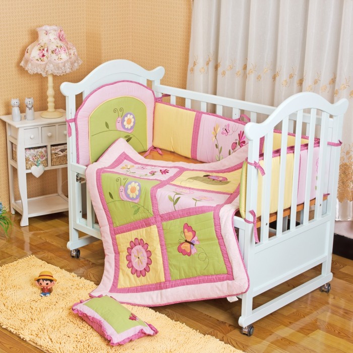 Детская кроватка с тремя бортиками и одеялом под цвет