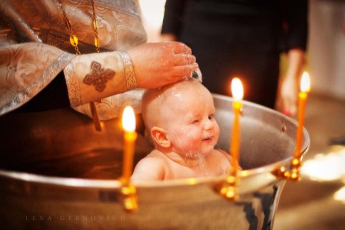 малыш в купели на крещении