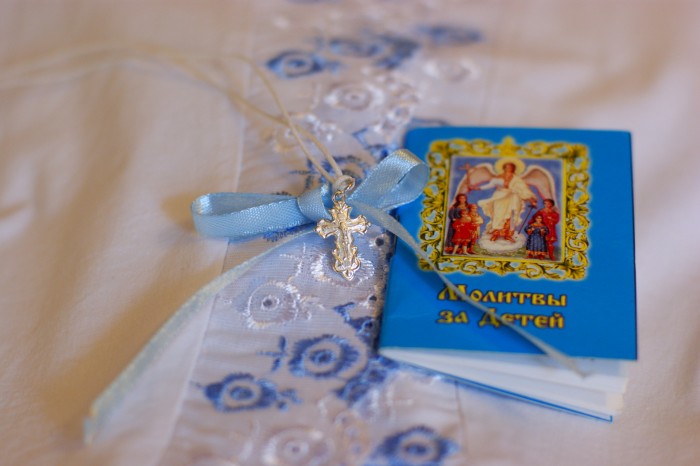 крестик, крыжма и брошюра с молитвами за ребенка по его церковному имени