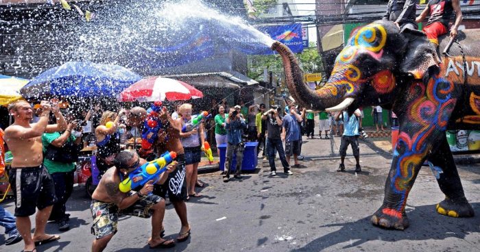 В новый год в Таиланде все обливают друг друга водой