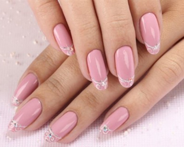 Красиво накрашенные ногти розового цвета со стразами