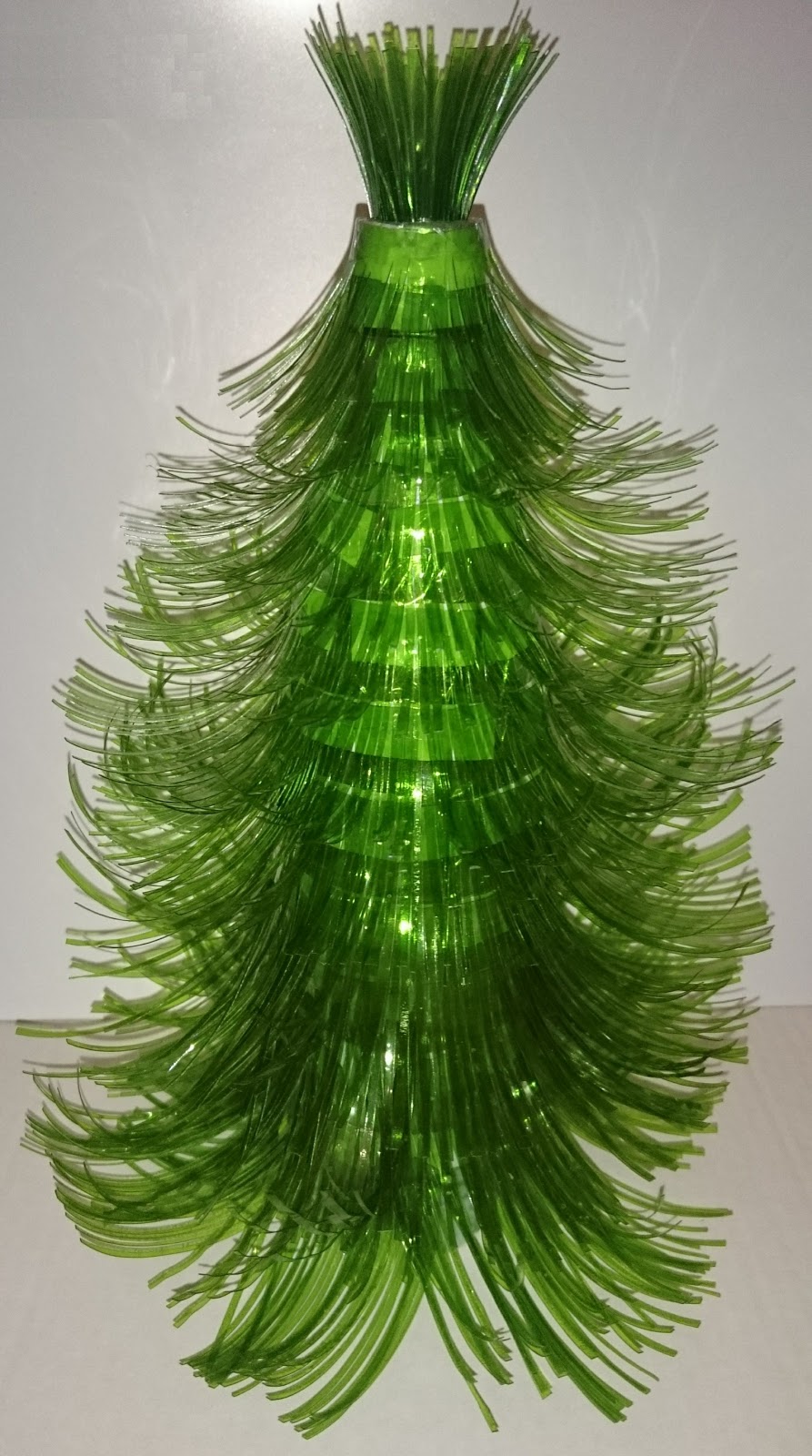Božićno drvce izrađeni od plastičnih boca