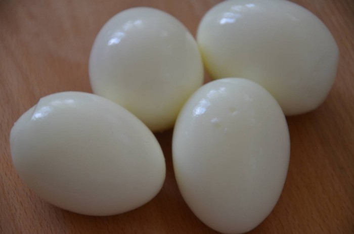 Белок куриного яйца может вызвать аллергию.