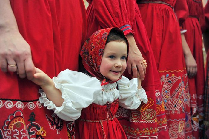 русская девочка Даша в национальном костюме