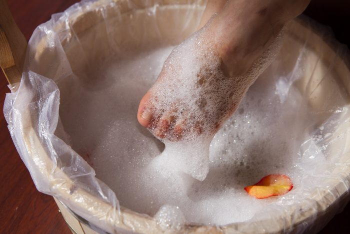 Ванночки с хозяйственным мылом помогают от грибка ногтей.