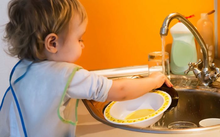 Ребенок моет свою посуду