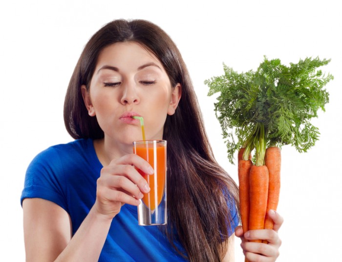  Кормящей матери употреблять морковный сок просто необходимо