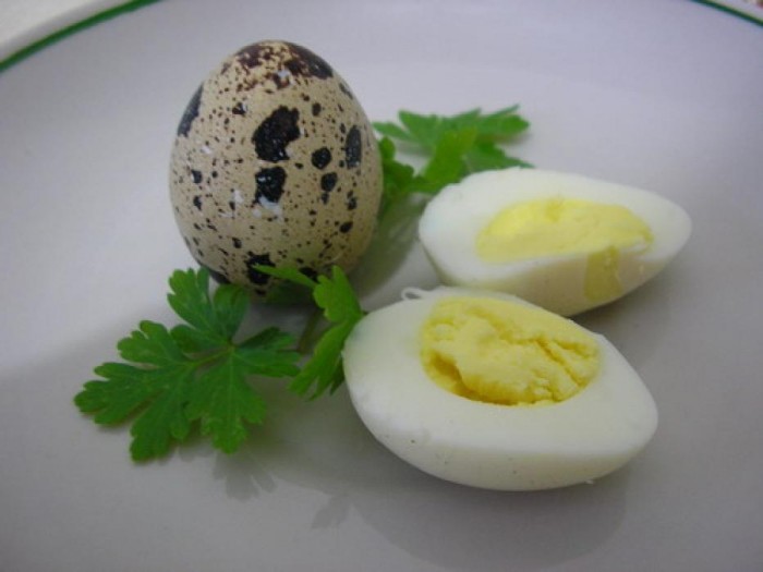 Вареные перепелиные яйца полезные и вкусные.