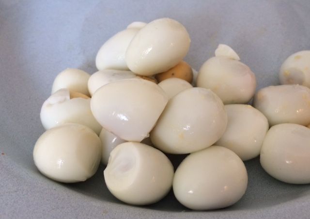 Чтобы перепелиные яйца хорошо чистились, после варки их надо подержать в холодной воде.